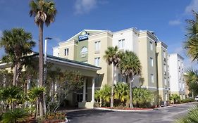 Days Inn & Suites By Wyndham Fort Pierce I-95